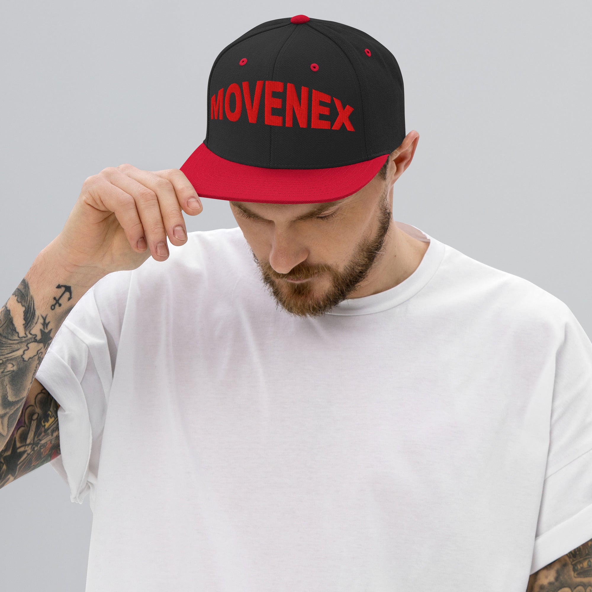 Casquette Snapback Movenex couleur noir et rouge - Movenex